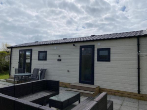 Cozy chalet with a nice garden, by the Wadden Sea